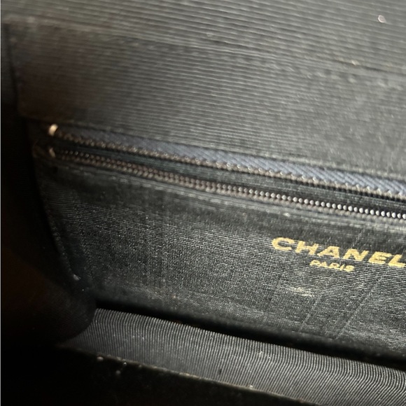 Chanel Black Shoulder Bag with Gold Chain - Picture 4 of 14